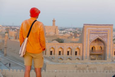 Özbekistan 'daki antik tarihi bina yakınlarındaki turist