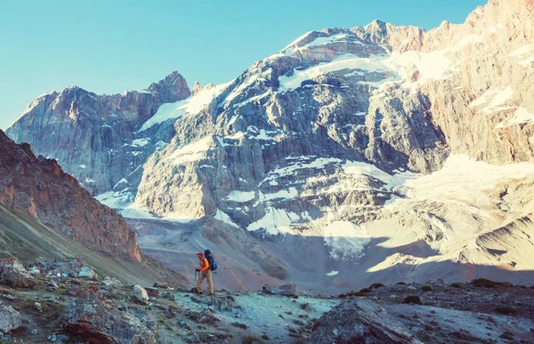 Yolculuk Zamanı Tacikistan Pamir Deki Güzel Fann Dağlarında Yürüyüş Yapan — Stok fotoğraf