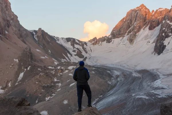 Hora Wanderlust Homem Caminhando Belas Montanhas Fann Pamir Tajiquistão Ásia — Fotografia de Stock