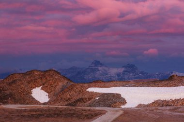 Beartooth Geçidi 'nin güzel manzarası. Shoshone Ulusal Ormanı, Wyoming, ABD. Gün doğumu sahnesi.