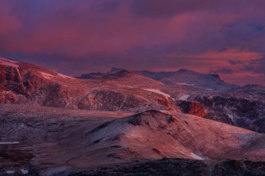 Beartooth Geçidi 'nin güzel manzarası. Shoshone Ulusal Ormanı, Wyoming, ABD. Gün doğumu sahnesi.