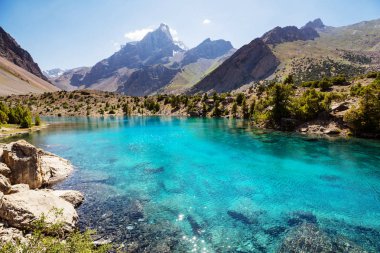 Tacikistan 'daki Fanns dağlarındaki güzel sakin göl (Pamir' in kolu).