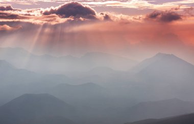 Haleakala yanardağında güzel bir gün doğumu sahnesi, Maui adası, Hawaii