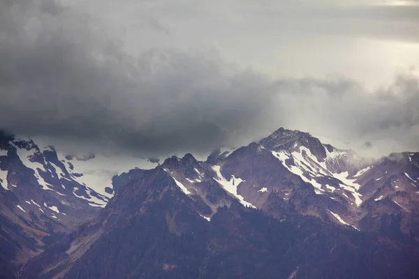 Прекрасная Утренняя Сцена Горах Туман Рассвете — стоковое фото