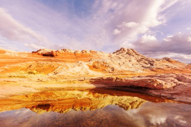 Vermilyon kayalıklarla Ulusal Anıt manzara gündoğumu