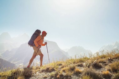 Yolculuk zamanı. Tacikistan, Pamir 'deki güzel Fann dağlarında yürüyüş yapan bir adam. Orta Asya.