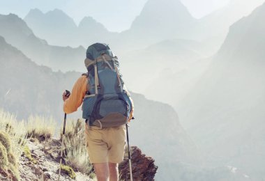 Yolculuk zamanı. Tacikistan, Pamir 'deki güzel Fann dağlarında yürüyüş yapan bir adam. Orta Asya.