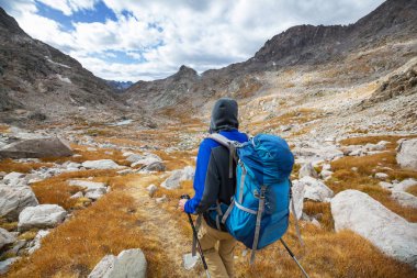 Wyoming, ABD 'de Wind River Range' de yürüyüş. Sonbahar mevsimi.