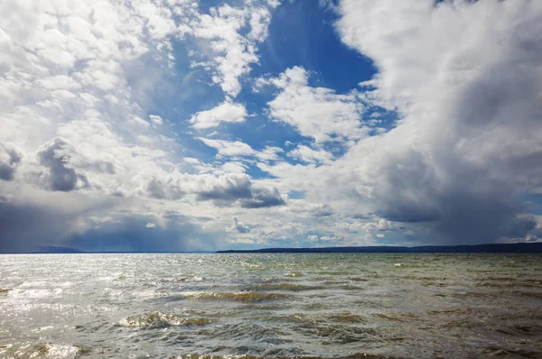 Dramatiska Storm Scen Sjön — Stockfoto