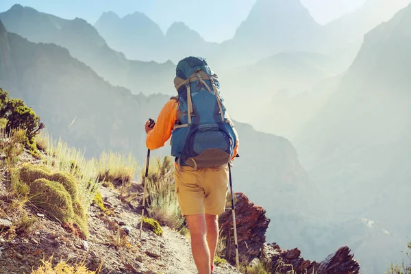 Hora Wanderlust Homem Caminhando Belas Montanhas Fann Pamir Tajiquistão Ásia — Fotografia de Stock