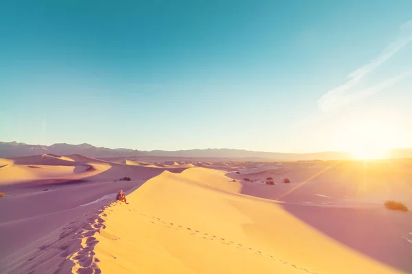 Randonneur Dans Désert Sable — Photo