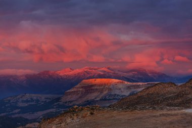 Beartooth Geçidi 'nin güzel manzarası. Shoshone Ulusal Ormanı, Wyoming, ABD. Gün doğumu sahnesi.