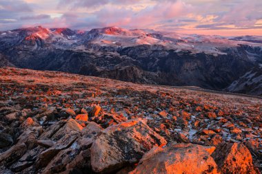 Beartooth Geçidi 'nin güzel manzarası. Shoshone Ulusal Ormanı, Wyoming, ABD. Gün doğumu sahnesi.