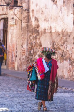 Antigua, Guatemala sokak pazarında yerel kadın