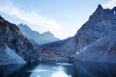 Wyoming, ABD 'de Wind River Range' de yürüyüş. Sonbahar mevsimi.