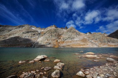 Wyoming, ABD 'de Wind River Range' de yürüyüş. Sonbahar mevsimi.