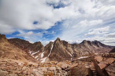 Wyoming, ABD 'de Wind River Range' de yürüyüş. Sonbahar mevsimi.