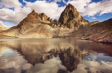 Wyoming, ABD 'de Wind River Range' de yürüyüş. Sonbahar mevsimi.
