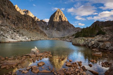 Wyoming, ABD 'de Wind River Range' de yürüyüş. Sonbahar mevsimi.