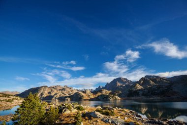 Wyoming, ABD 'de Wind River Range' de yürüyüş. Sonbahar mevsimi.
