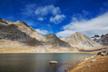 Wyoming, ABD 'de Wind River Range' de yürüyüş. Sonbahar mevsimi.