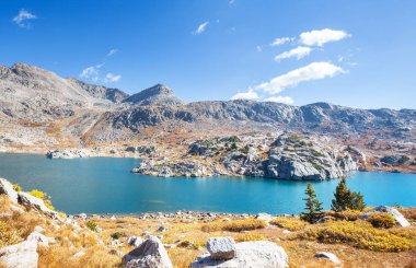 Wyoming, ABD 'de Wind River Range' de yürüyüş. Sonbahar mevsimi.
