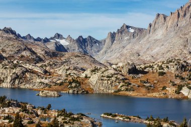 Wyoming, ABD 'de Wind River Range' de yürüyüş. Sonbahar mevsimi.