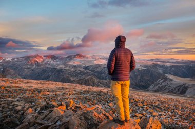 Beartooth Geçidi 'nin güzel manzarası. Shoshone Ulusal Ormanı, Wyoming, ABD. Gün doğumu sahnesi.