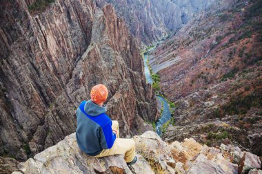 Gunnison, Colorado, ABD kara Kanyonu granit kayalıklar üzerinde turist