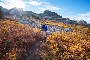 Sonbahar dağlarda yürüyüş