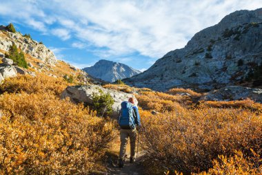 Sonbahar dağlarda yürüyüş