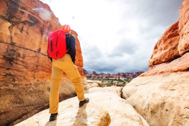 Uzun yürüyüşe çıkan kimse Utah dağlarda 