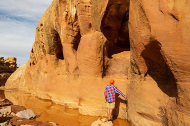 Uzun yürüyüşe çıkan kimse Utah dağlarda 