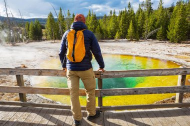 Renkli Sabah Havuzu - Yellowstone Ulusal Parkı 'nda ünlü kaplıca, Wyoming, ABD