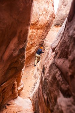 Utah, ABD 'deki Grand Staircase Escalante Ulusal Parkı' ndaki Slot Kanyonu. Utah çöllerinde alışılmadık renkli kumtaşı oluşumları yürüyüşçüler için popülerdir..