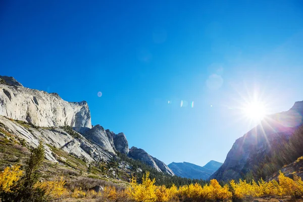 Látványos Kilátás Sierra Nevada Hegyre Őszi Lombozat Táj Kalifornia Egyesült — Stock Fotó