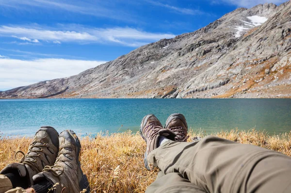 Pareja Viajero Relajarse Después Caminar Cerca Las Montañas Lago — Foto de Stock