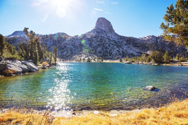 Hermosa Escena Natural Las Montañas Otoño Reflexión Lago Sierra Nevada — Foto de Stock