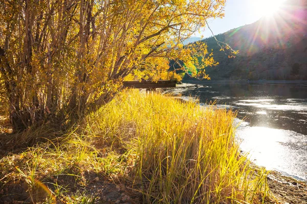 Piękna Przyroda Sceny Górach Jesieni Sierra Nevada Jezioro Reflection — Zdjęcie stockowe