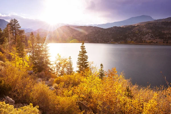 Güzel Doğa Sonbahar Dağlar Sahnede Sierra Nevada Gölü Yansıma — Stok fotoğraf