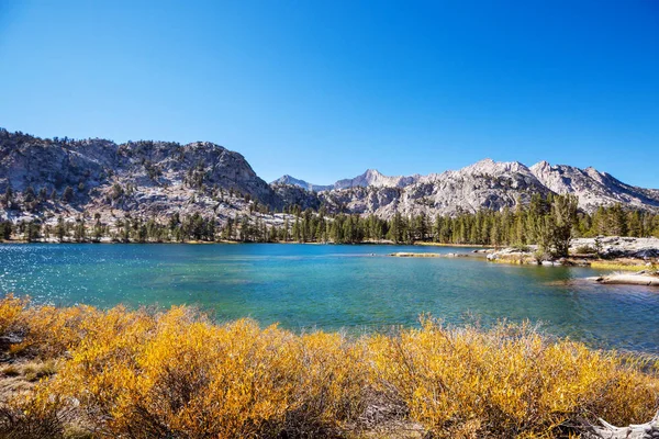 Hermosa Escena Natural Las Montañas Otoño Reflexión Lago Sierra Nevada — Foto de Stock