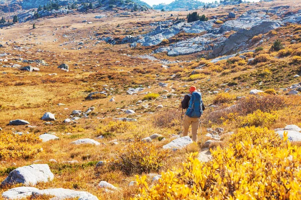 Πεζοπορία Στα Βουνά Του Φθινοπώρου — Φωτογραφία Αρχείου