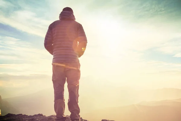 Турист Стоящий Вершине Горы Наслаждающийся Восходом Солнца — стоковое фото