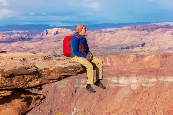 Uomo Sulla Scogliera — Foto Stock