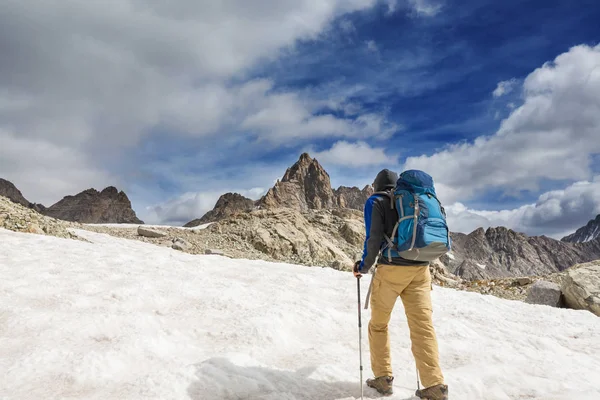 Hombre Excursionista Escalando Alto Las Montañas Nevadas —  Fotos de Stock