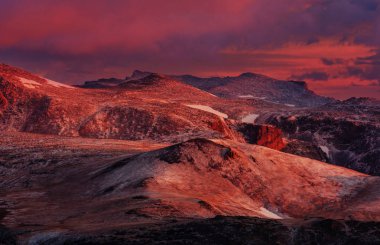 Beartooth Geçidi 'nin güzel manzarası. Shoshone Ulusal Ormanı, Wyoming, ABD. Gün doğumu sahnesi.
