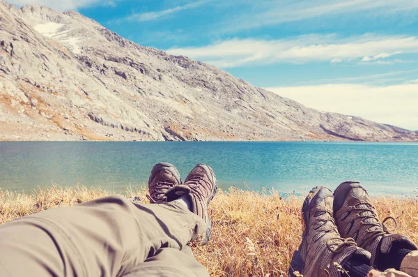 Coppia Viaggiatore Relax Dopo Escursioni Vicino Lago Montagna — Foto Stock