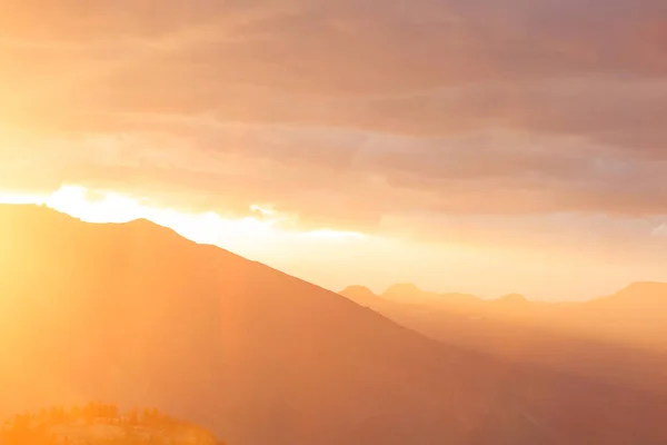 Schilderachtige Zonsondergang Bergen Val Seizoen — Stockfoto