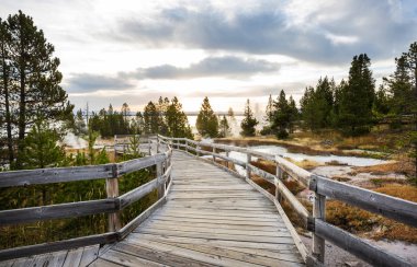 ABD 'nin Yellowstone Ulusal Parkı' ndaki gayzer tarlaları boyunca tahta kaldırım.