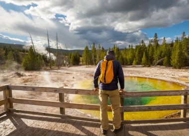 Renkli Sabah Havuzu - Yellowstone Ulusal Parkı 'nda ünlü kaplıca, Wyoming, ABD